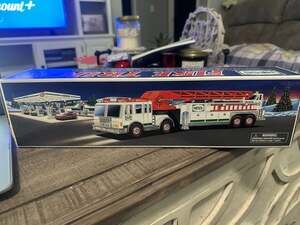 2000 Hess Heavy-Duty Fire Truck with 22-Inch Extension Ladder